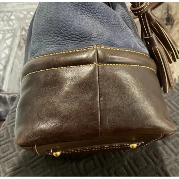 💙🤎Dooney & Bourke Buckley Leather Drawstring Bucket/Shoulder Bag - Picture 4 of 15